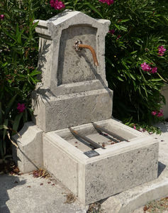 Matériaux Anciens A.E. Bidal - fontaine ancienne en pierre - Fontaine À Eau