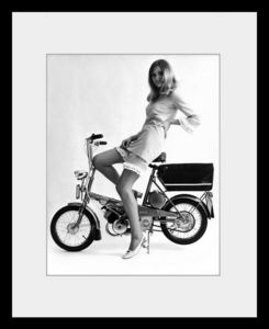 PHOTOBAY - model on a raleigh bicycle - Photographie