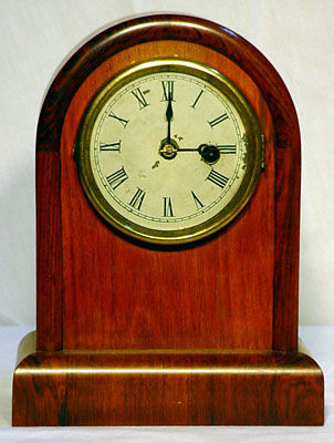 KIRTLAND H. CRUMP - Horloge à poser-KIRTLAND H. CRUMP-Round top cottage clock with rosewood case
