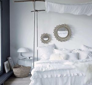 Shabby chic dormitorio con cortinas de encaje de sábanas blancas y muebles  delicados